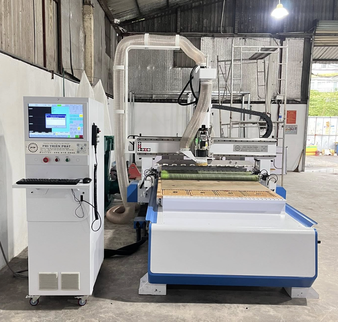 Máy CNC 1325 đang hoạt động tại xưởng gỗ