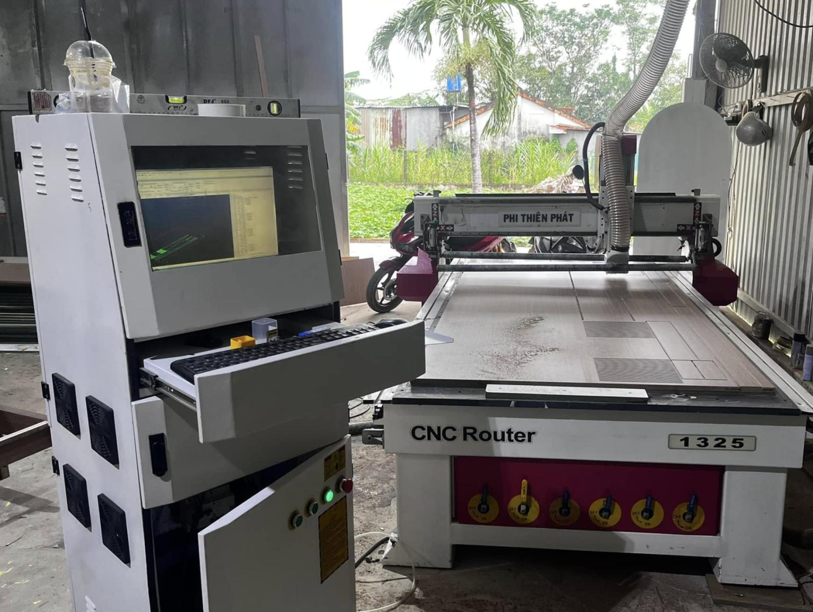 Máy CNC 1325 đang hoạt động tại xưởng gỗ
