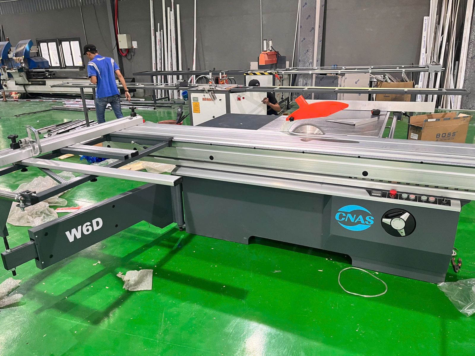 Máy cưa bàn trượt đang hoạt động tại xưởng mộc Cần Thơ