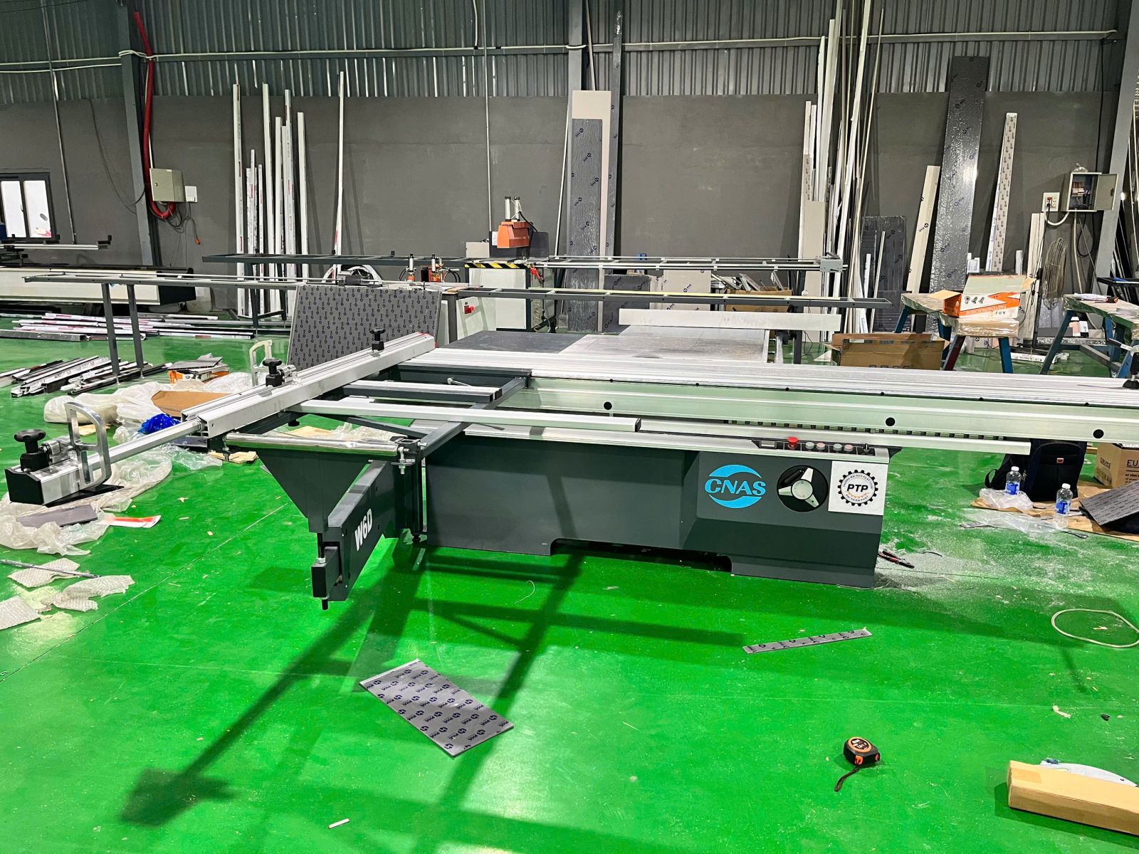 Kho máy cưa bàn trượt tại Phi Thiên Phát