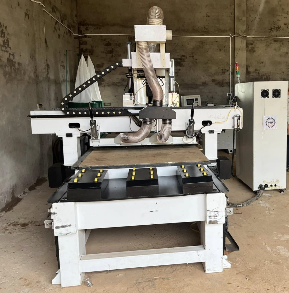 Máy CNC 1325 ATC đang hoạt động