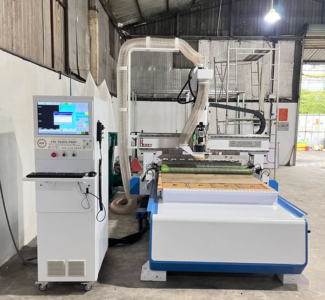 Máy CNC tốc độ cao đang gia công cửa gỗ