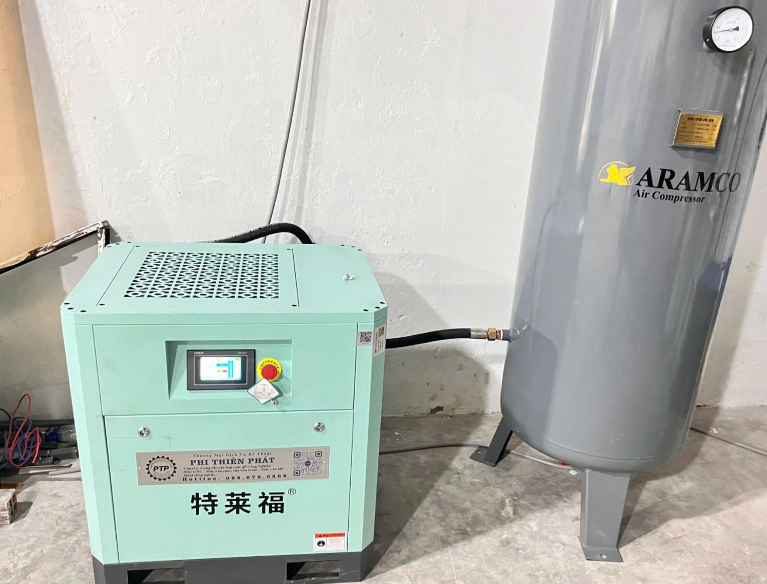Kỹ thuật viên đang kiểm tra hệ thống khí nén