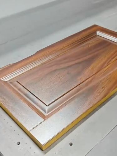 Kỹ thuật viên đang kiểm tra máy in UV