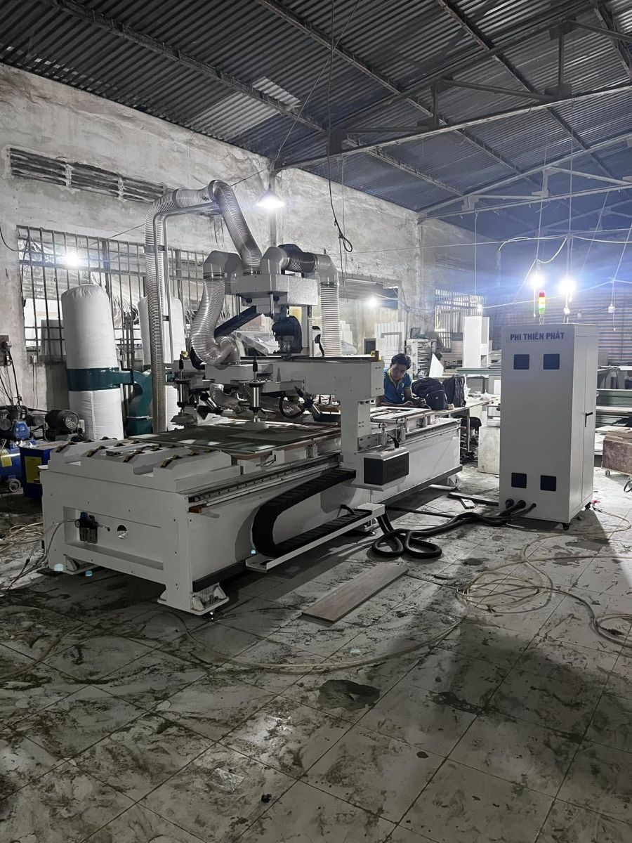 Kỹ thuật viên đang tư vấn lắp đặt tại xưởng
