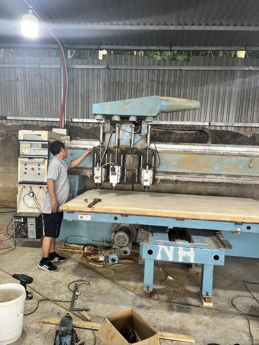 Kỹ thuật viên đang hỗ trợ khách hàng thu cũ đổi mới