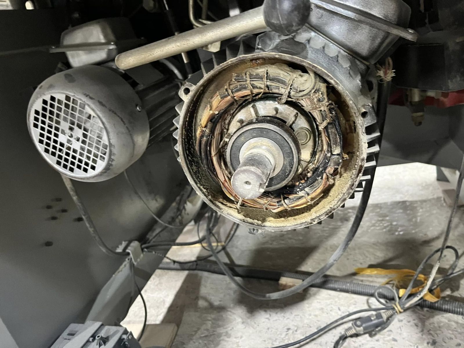 Motor CNC bị rung và kêu tại xưởng khách