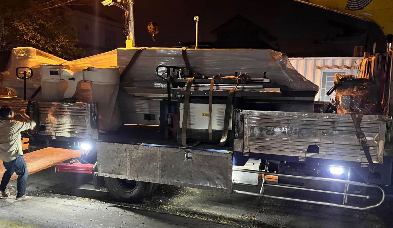 Kỹ thuật viên đang kiểm tra máy CNC cũ